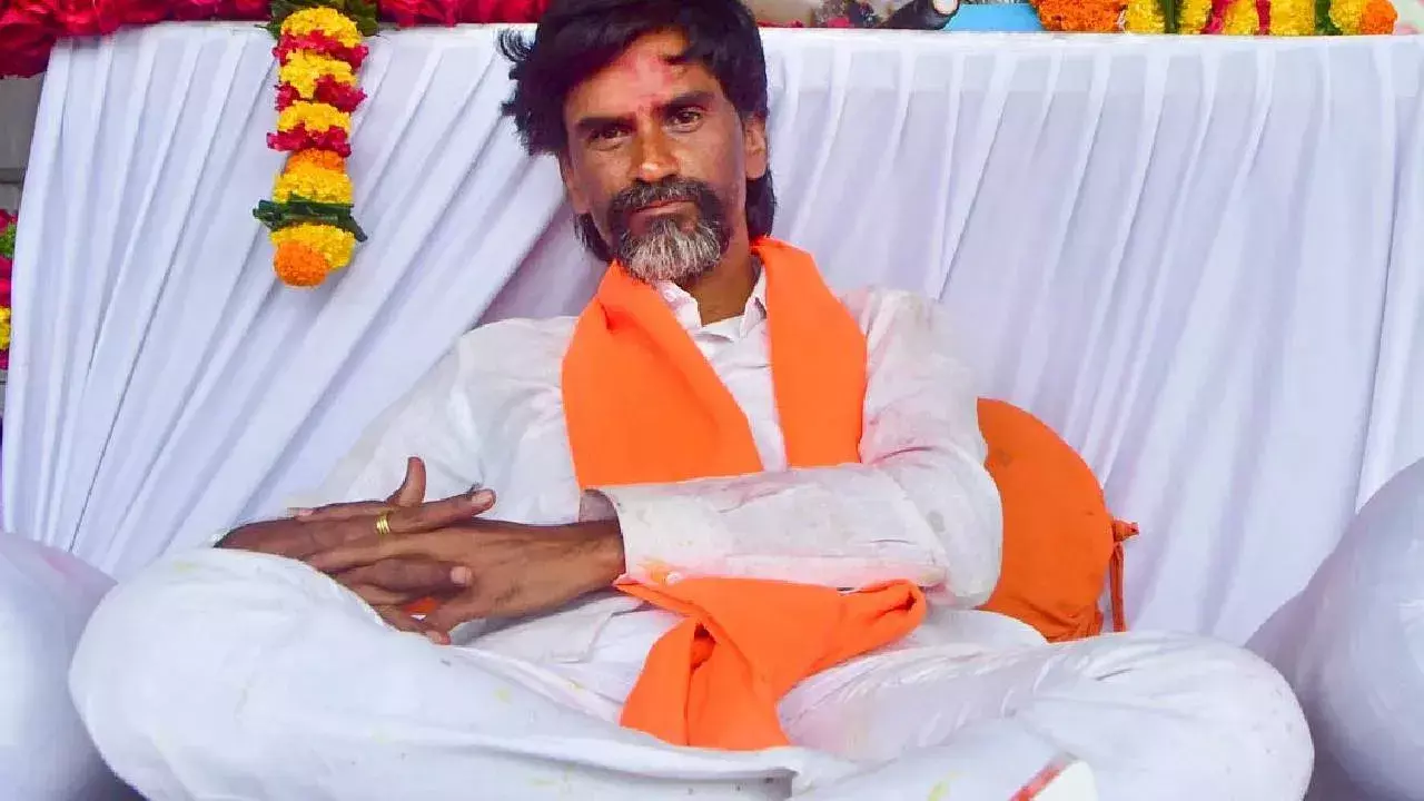 कतराने के बाद मंत्रियों ने किया जरांगे-पाटील का सामना, दो फाड़ हुआ राज्य मंत्रिमंडल! कतराने के बाद मंत्रियों ने किया जरांगे-पाटील का सामना, दो फाड़ हुआ राज्य मंत्रिमंडल!