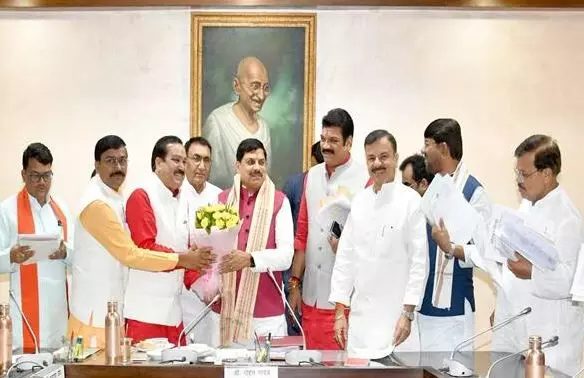 मुख्यमंत्री डॉ. यादव द्वारा विक्रमादित्य वैदिक घड़ी स्थापित करने पर कैबिनेट के सदस्यों ने माना आभार मुख्यमंत्री डॉ. यादव द्वारा विक्रमादित्य वैदिक घड़ी स्थापित करने पर कैबिनेट के सदस्यों ने माना आभार
