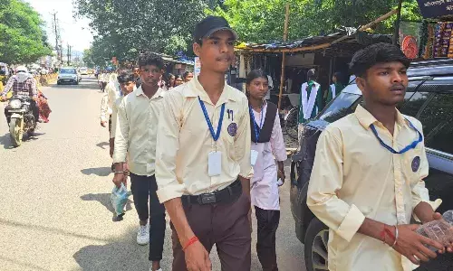 हॉस्टल में खराब खाने की परेशानी बताने छात्रों ने निकाला 7 किलोमीटर पैदल मार्च हॉस्टल में खराब खाने की परेशानी बताने छात्रों ने निकाला 7 किलोमीटर पैदल मार्च