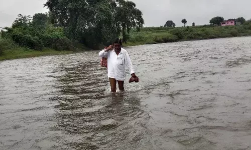 हाथ में जूते और कंधे पर पतलून, ऐसे करते हैं शिक्षक-छात्र नदी पार हाथ में जूते और कंधे पर पतलून, ऐसे करते हैं शिक्षक-छात्र नदी पार