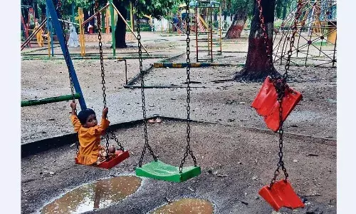 कहीं झूले तहस-नहस तो कहीं एक्सरसाइज मशीनें ही टूटीं कहीं झूले तहस-नहस तो कहीं एक्सरसाइज मशीनें ही टूटीं