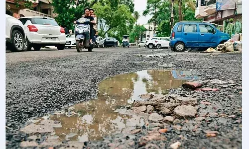 इन सड़कों पर चलकर कैसे होंगे गणपति के दर्शन इन सड़कों पर चलकर कैसे होंगे गणपति के दर्शन
