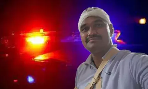 सायरन बजाती हुई तेज रफ्तार कार ने अधिकारी को 80 मीटर तक घसीटा, हालत गंभीर सायरन बजाती हुई तेज रफ्तार कार ने अधिकारी को 80 मीटर तक घसीटा, हालत गंभीर