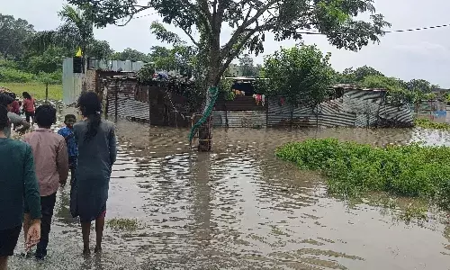 अरुणावती नदी में उफान, आर्णी शहर की बस्तियों में घुसा नाले का पानी, बाढ़ से हालात अरुणावती नदी में उफान, आर्णी शहर की बस्तियों में घुसा नाले का पानी, बाढ़ से हालात