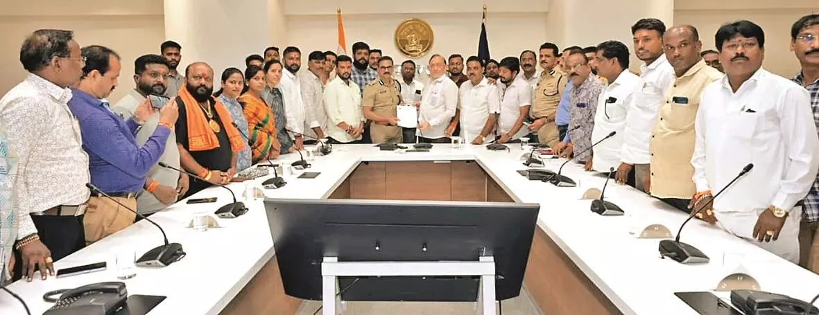 बाेर्ड वार : वंजारी के विरुद्ध खोपड़े पहुंचे सीपी के द्वार बाेर्ड वार : वंजारी के विरुद्ध खोपड़े पहुंचे सीपी के द्वार