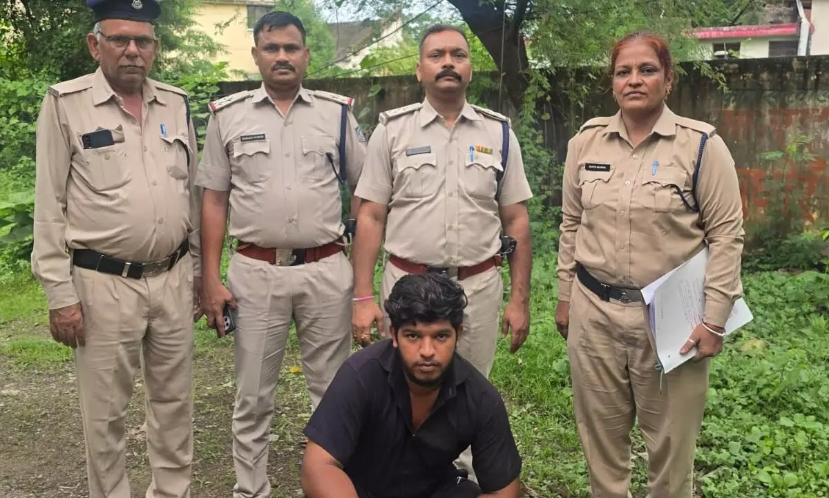 30 हजार के गांजा के साथ युवक गिरफ्तार 30 हजार के गांजा के साथ युवक गिरफ्तार