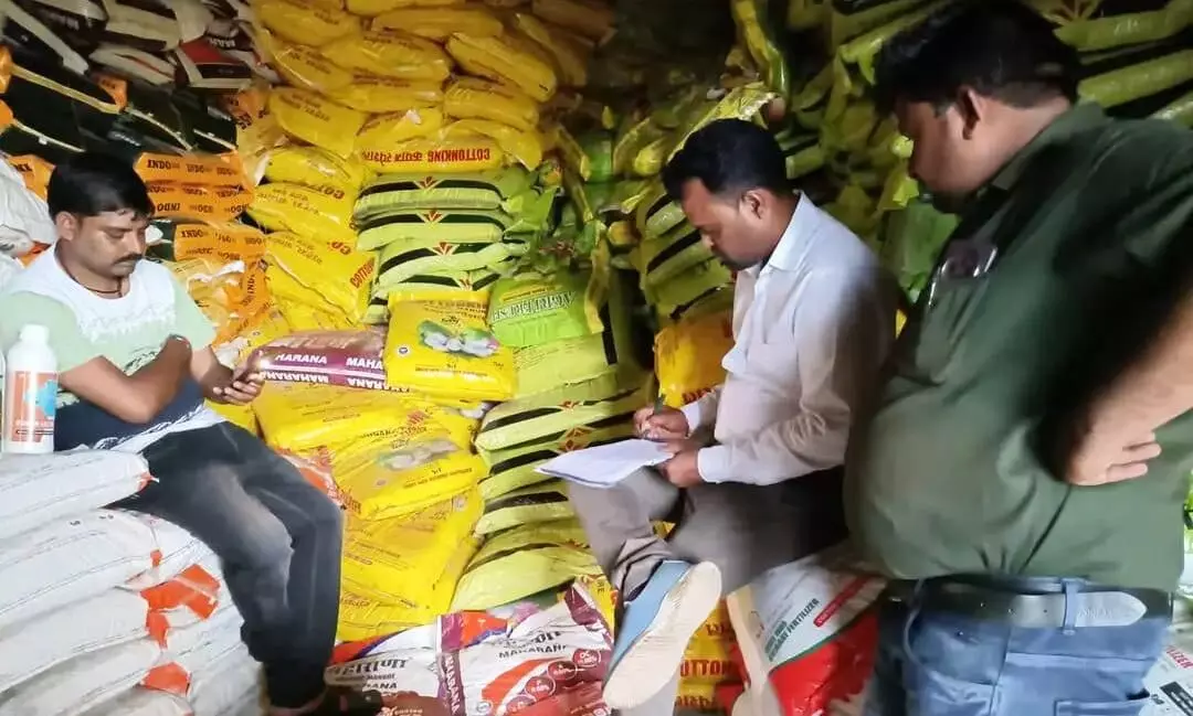किराए के मकान में बिना अनुमति बेची जा रही थी जैविक खाद, विभाग अनजान किराए के मकान में बिना अनुमति बेची जा रही थी जैविक खाद, विभाग अनजान