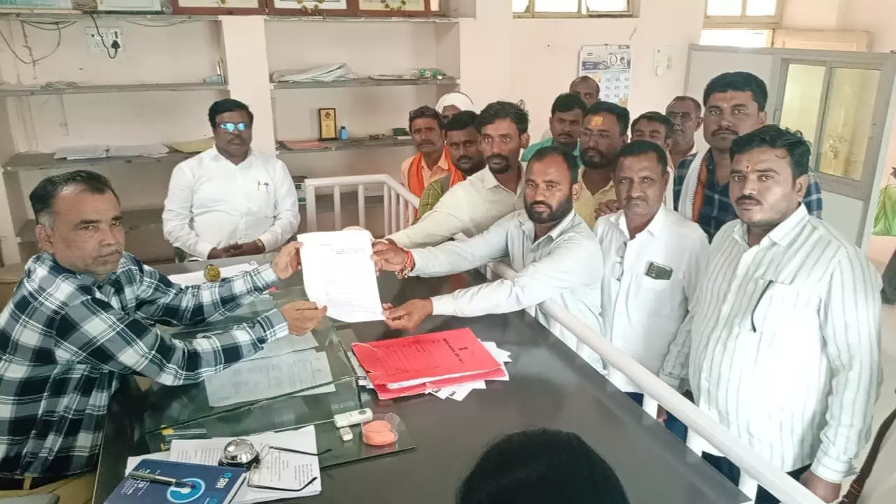 मराठा समुदाय की ओबीसी वर्ग में अवैध घुसपैठ का आरोप, औंढा-जिंतूर मार्ग पर चक्काजाम मराठा समुदाय की ओबीसी वर्ग में अवैध घुसपैठ का आरोप, औंढा-जिंतूर मार्ग पर चक्काजाम