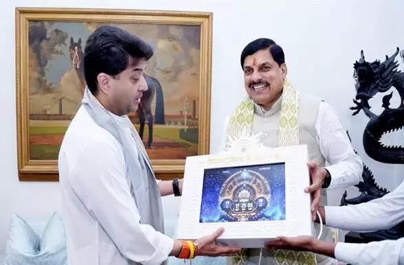 मुख्यमंत्री डॉ. यादव ने केंद्रीय मंत्री सिंधिया से मुलाक़ात कर भेंट की वैदिक घड़ी मुख्यमंत्री डॉ. यादव ने केंद्रीय मंत्री सिंधिया से मुलाक़ात कर भेंट की वैदिक घड़ी