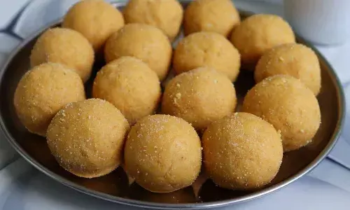 मोदक बना कर हो गए हैं बोर तो गणपति बप्पा को लगाएं बेसन के लड्डुओं का भोग, रेसिपी बेहस आसान