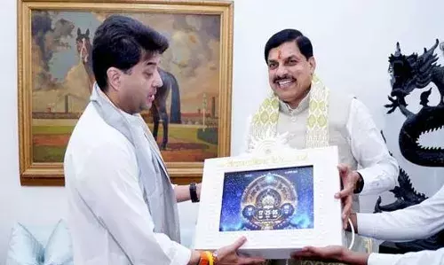 मुख्यमंत्री डॉ. यादव ने केंद्रीय मंत्री सिंधिया से मुलाक़ात कर भेंट की वैदिक घड़ी