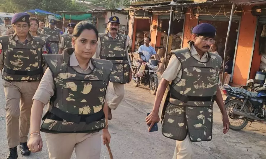 आगामी त्यौहारों व सीएम के आगमन को लेकर पुलिस ने निकाला फ्लैग मार्च आगामी त्यौहारों व सीएम के आगमन को लेकर पुलिस ने निकाला फ्लैग मार्च
