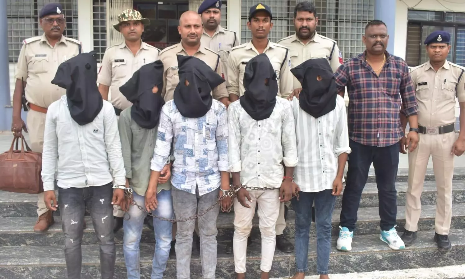छतरपुर के व्यापारी से लूट के 5 आरोपी गिरफ्तार, कट्टा अड़ाकर वारदात को दिया था अंजाम छतरपुर के व्यापारी से लूट के 5 आरोपी गिरफ्तार, कट्टा अड़ाकर वारदात को दिया था अंजाम