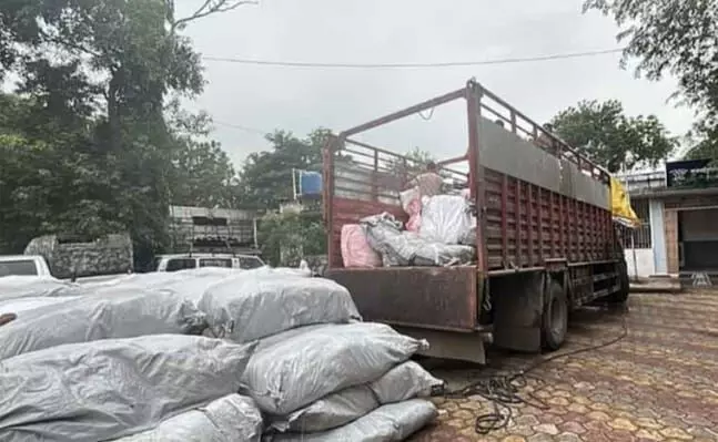 गुटखा तस्करी का भंडाफोड़, ट्रक से एक करोड़ से ज्यादा का माल किया जब्त गुटखा तस्करी का भंडाफोड़, ट्रक से एक करोड़ से ज्यादा का माल किया जब्त