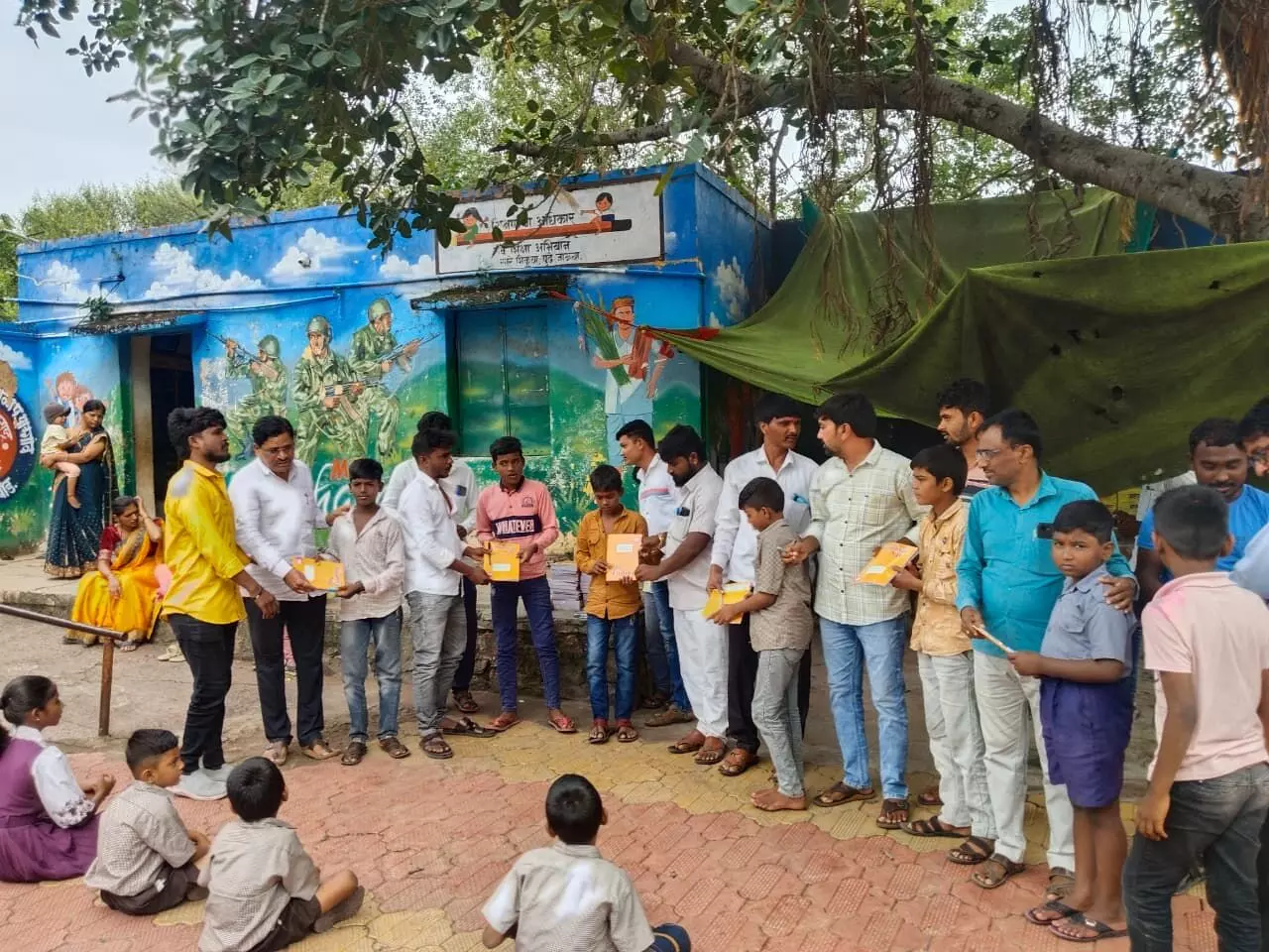 अन्नाभाऊ साठे जयंती धूमधाम से मनाई, विद्यार्थियों को पाठ्य सामग्री वितरित अन्नाभाऊ साठे जयंती धूमधाम से मनाई, विद्यार्थियों को पाठ्य सामग्री वितरित