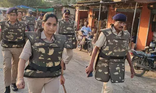 आगामी त्यौहारों व सीएम के आगमन को लेकर पुलिस ने निकाला फ्लैग मार्च आगामी त्यौहारों व सीएम के आगमन को लेकर पुलिस ने निकाला फ्लैग मार्च