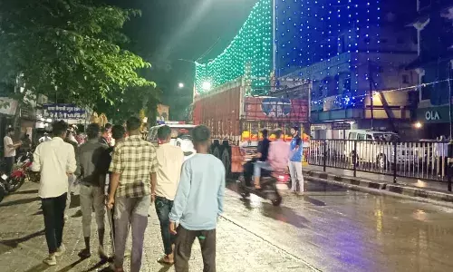 गणेश मंडल की झांकियां देखने आए युवक को ट्रक ने कुचला,पत्नी और बेटा घायल