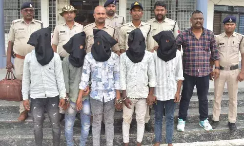छतरपुर के व्यापारी से लूट के 5 आरोपी गिरफ्तार, कट्टा अड़ाकर वारदात को दिया था अंजाम छतरपुर के व्यापारी से लूट के 5 आरोपी गिरफ्तार, कट्टा अड़ाकर वारदात को दिया था अंजाम