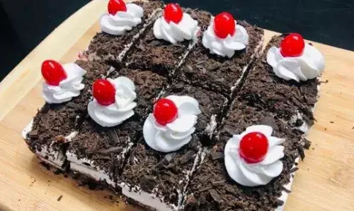 4 लेयर वाली पेस्ट्री बना कर कल टीचर्स को जरूर खिलाएं, रेसिपी इतनी आसान कि बेकरी जाना नहीं रहेगा याद 4 लेयर वाली पेस्ट्री बना कर कल टीचर्स को जरूर खिलाएं, रेसिपी इतनी आसान कि बेकरी जाना नहीं रहेगा याद