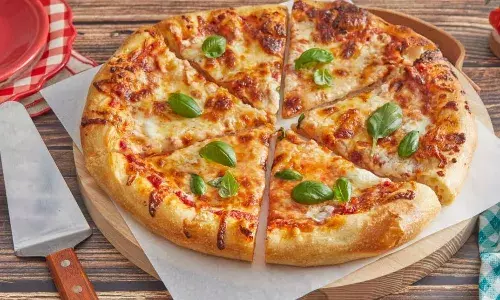 अपने टीचर्स के लिए करना है कुछ खास, तो घर पर ही बनाएं ये खास पिज्जा, टीचर्स खाकर हो जाएंगे खुश, यहां देखें रेसिपी अपने टीचर्स के लिए करना है कुछ खास, तो घर पर ही बनाएं ये खास पिज्जा, टीचर्स खाकर हो जाएंगे खुश, यहां देखें रेसिपी