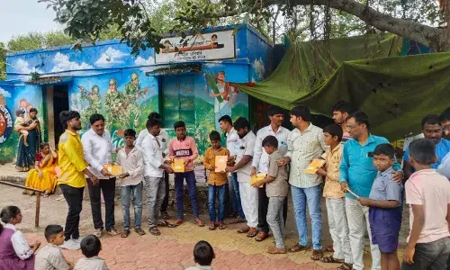 अन्नाभाऊ साठे जयंती धूमधाम से मनाई, विद्यार्थियों को पाठ्य सामग्री वितरित अन्नाभाऊ साठे जयंती धूमधाम से मनाई, विद्यार्थियों को पाठ्य सामग्री वितरित