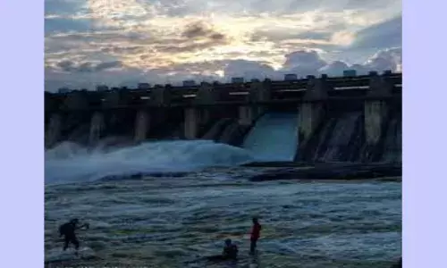 गिरणा बांध 96% भरने से एक दरवाजा खोला गया, नागरिकों को सतर्क रहने की अपील गिरणा बांध 96% भरने से एक दरवाजा खोला गया, नागरिकों को सतर्क रहने की अपील