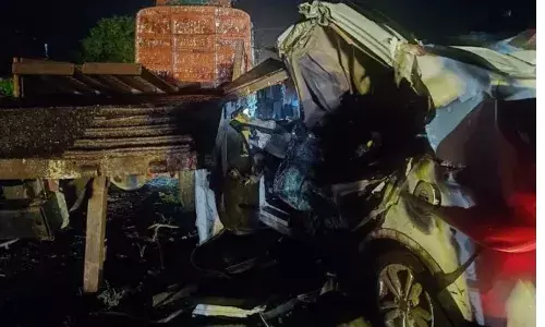 श्रद्धालुओं की कार ट्रक से टकराई, तीन श्रद्धालुओं की मौत, दो गंभीर रूप से घायल श्रद्धालुओं की कार ट्रक से टकराई, तीन श्रद्धालुओं की मौत, दो गंभीर रूप से घायल