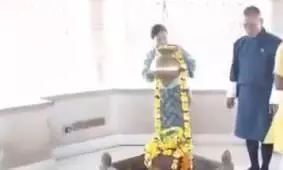 भूटान के प्रधानमंत्री दासो शेरिंग तोबगे अयोध्या पहुंचे, आज करेंगे रामलला के दर्शन भूटान के प्रधानमंत्री दासो शेरिंग तोबगे अयोध्या पहुंचे, आज करेंगे रामलला के दर्शन
