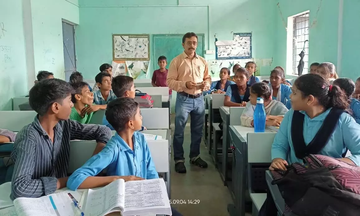 मडला के शिक्षक ने कबाड़ से किया कमाल, स्कूल को बनाया ग्रीन हब मडला के शिक्षक ने कबाड़ से किया कमाल, स्कूल को बनाया ग्रीन हब