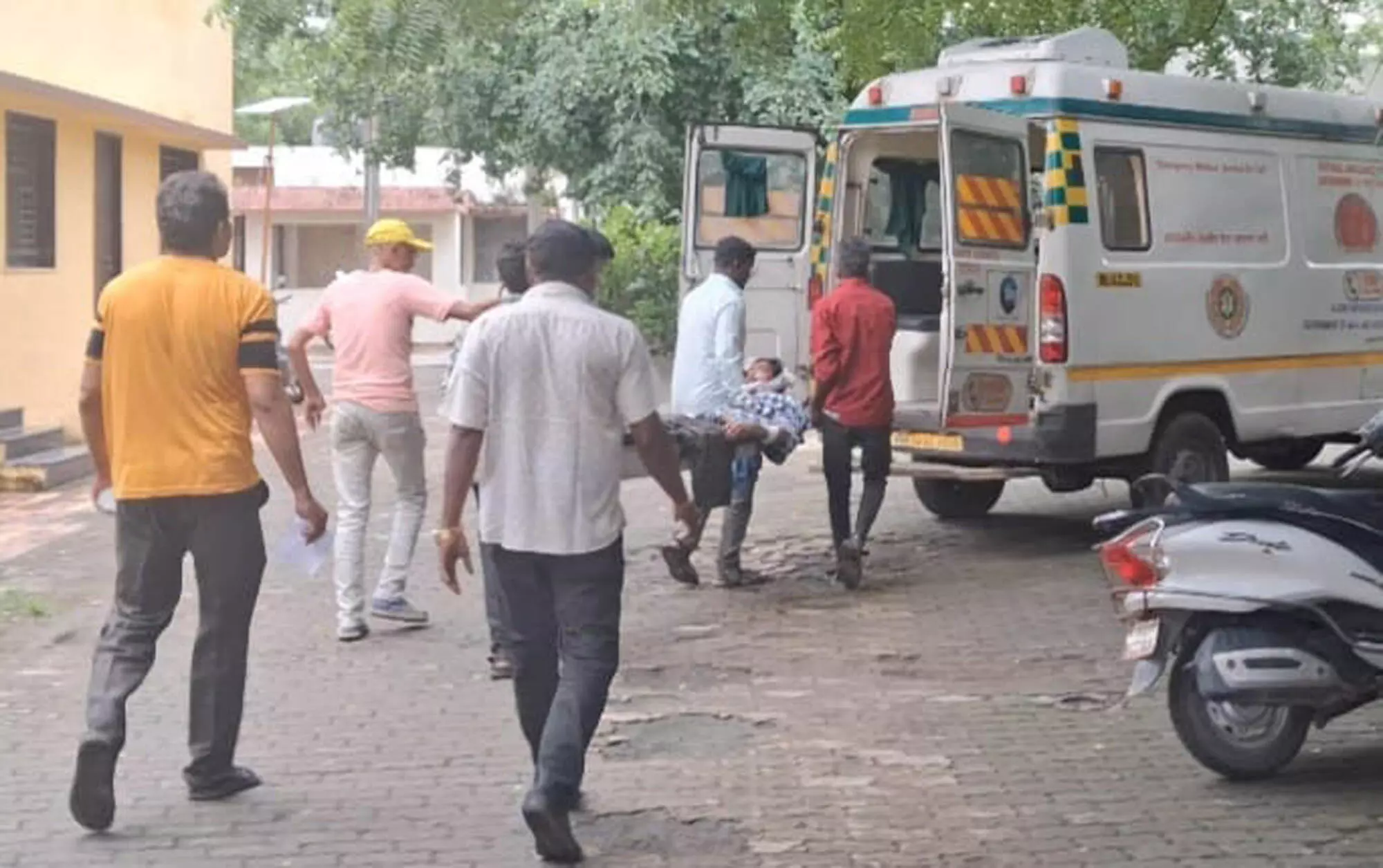 चलती ट्रेन में चढ़ते समय फिसला,यात्री का एक पैर कटा चलती ट्रेन में चढ़ते समय फिसला,यात्री का एक पैर कटा