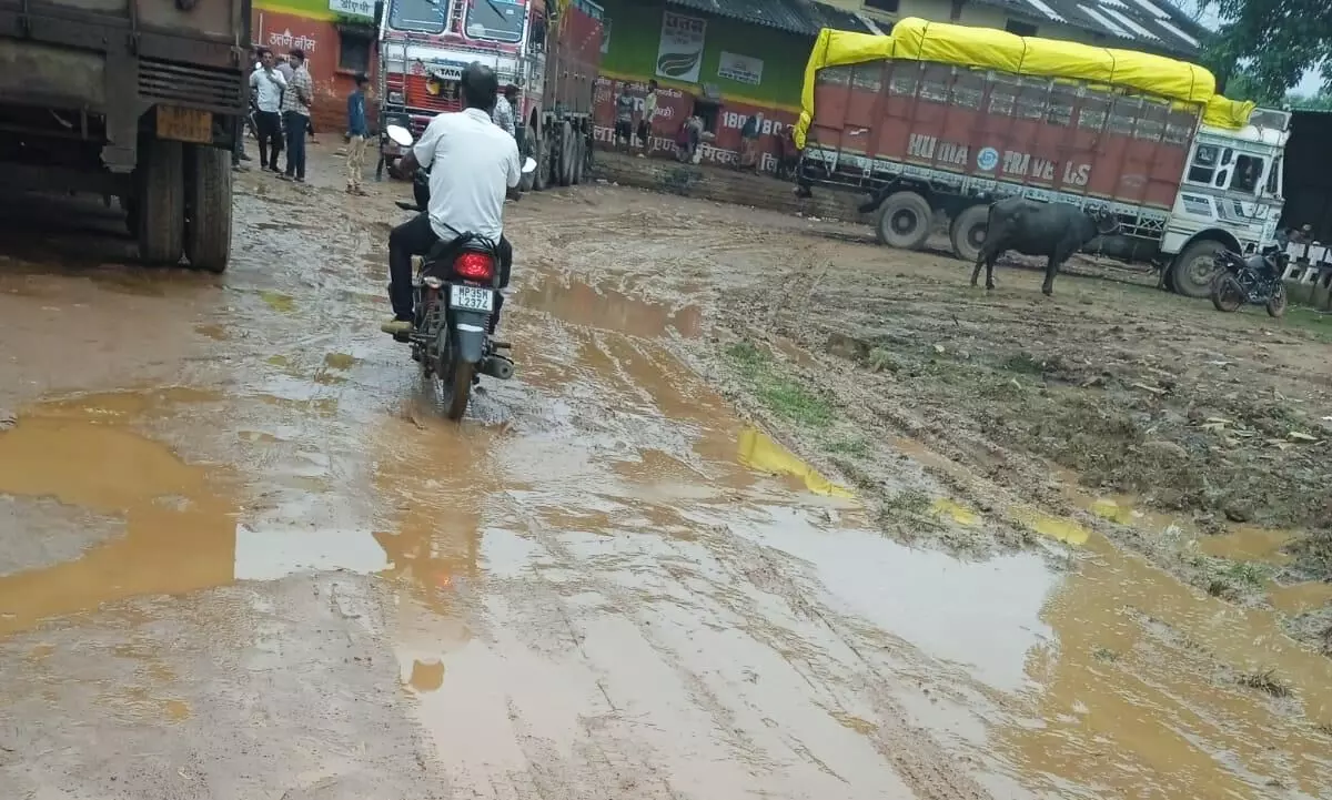 कीचड़ से सराबोर खाद गोदाम का मार्ग, किसान परेशान कीचड़ से सराबोर खाद गोदाम का मार्ग, किसान परेशान