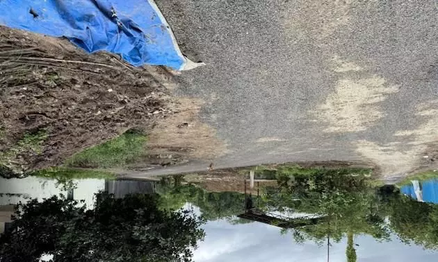 इमारत निर्माणकार्य की मिट्टी से हो रही दुर्घटना ,ठेका एजेंसी से अधूरी सफाई इमारत निर्माणकार्य की मिट्टी से हो रही दुर्घटना ,ठेका एजेंसी से अधूरी सफाई