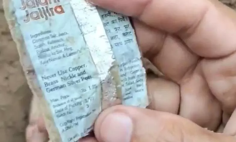 घर की फटी लाइन को ठीक करने के दौरान करनी पड़ी खुदाई, मिली ऐसी चीज कि देखकर उड़ गए आदमी के होश घर की फटी लाइन को ठीक करने के दौरान करनी पड़ी खुदाई, मिली ऐसी चीज कि देखकर उड़ गए आदमी के होश