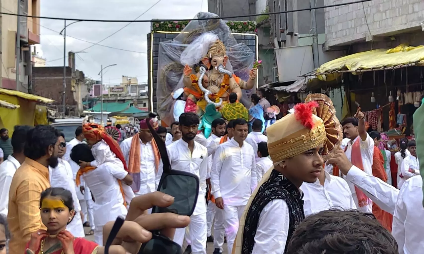 भव्य प्रतिमा की आरती के साथ गणेश विसर्जन जुलूस उत्साहपूर्वक हुए शुरू भव्य प्रतिमा की आरती के साथ गणेश विसर्जन जुलूस उत्साहपूर्वक हुए शुरू