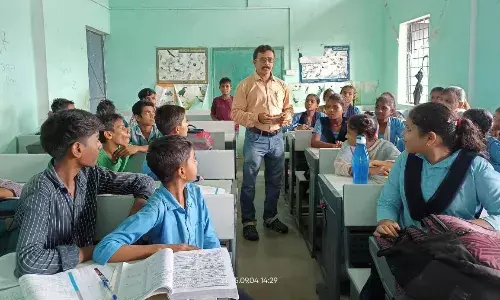 मडला के शिक्षक ने कबाड़ से किया कमाल, स्कूल को बनाया ग्रीन हब