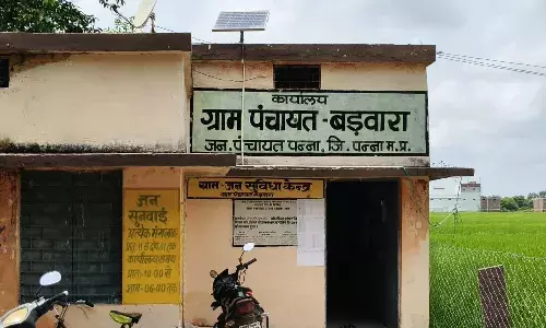 ग्राम पंचायत बडवारा में भ्रष्टाचार की भेंट चढ रही सांसद निधि से बन रही बाउण्ड्रीवाल व सौंदर्यीकरण कार्य