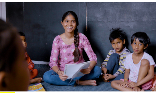 मुस्कान अहिरवार ने कैसे बनाई 4000+ किताबों वाली लाइब्रेरी