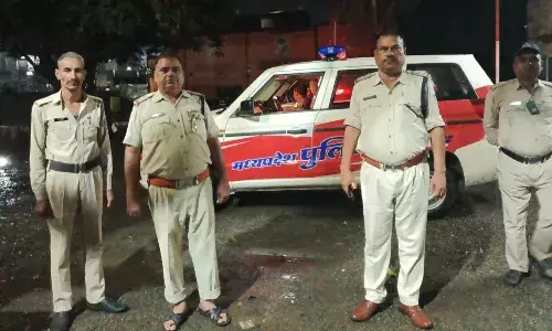 अंतत: सड़क़ों पर दौड़ीं पुलिस की डायल 112, भोपाल से 20 दिन पहले सतना-मैहर आईं थीं 35 गाडिय़ां अंतत: सड़क़ों पर दौड़ीं पुलिस की डायल 112, भोपाल से 20 दिन पहले सतना-मैहर आईं थीं 35 गाडिय़ां