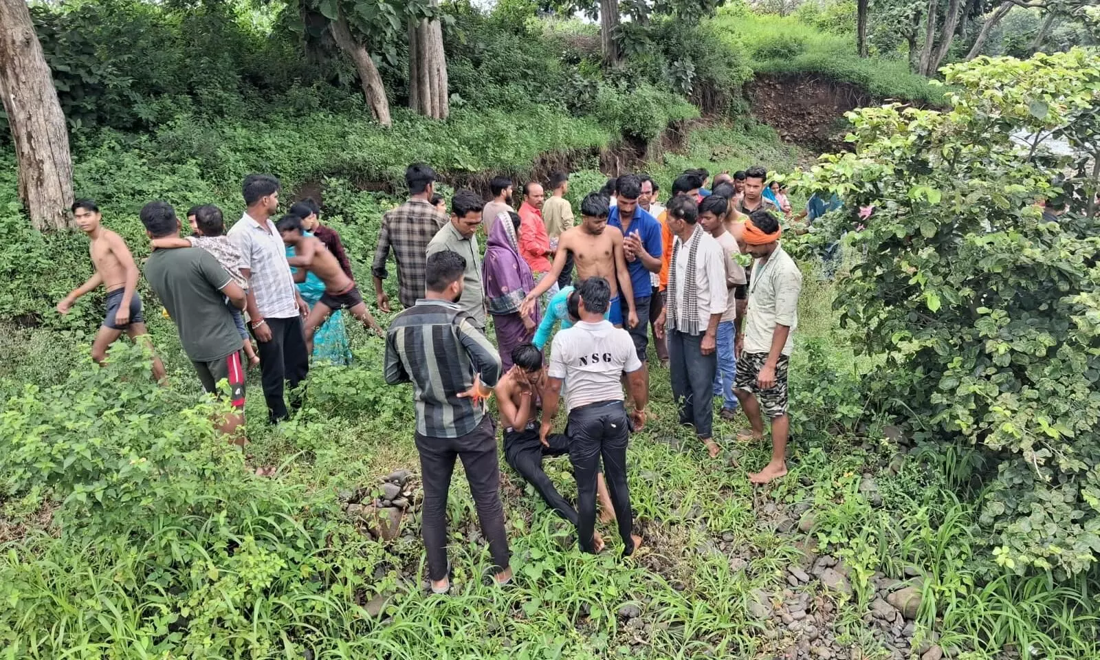 गणेश विसर्जन करते डूबा युवक, तैराक ने नदी में छलांग लगाकर बचाई जान गणेश विसर्जन करते डूबा युवक, तैराक ने नदी में छलांग लगाकर बचाई जान