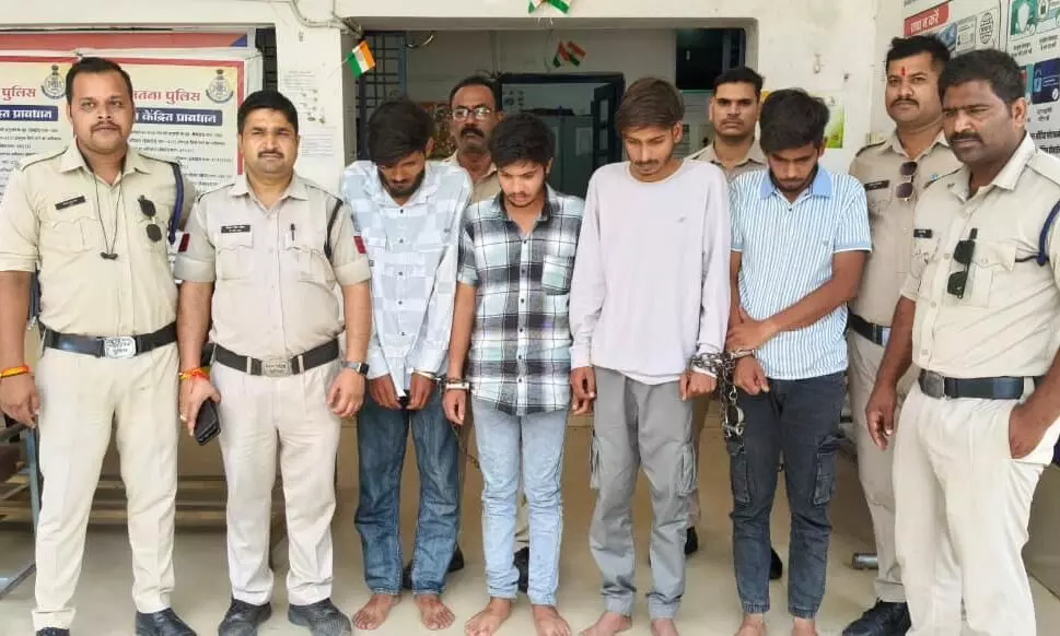 ज्वेलरी शॉप का ताला तोड़क़र लाखों के गहने चोरी ज्वेलरी शॉप का ताला तोड़क़र लाखों के गहने चोरी