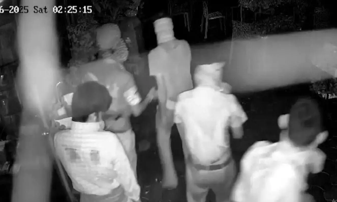 अपराधियों के हौसले बुलंद... MP कांग्रेस प्रदेश चीफ जीतू पटवारी के निवास पर घुसे डकैत... सरकार से की ये मांग अपराधियों के हौसले बुलंद... MP कांग्रेस प्रदेश चीफ जीतू पटवारी के निवास पर घुसे डकैत... सरकार से की ये मांग