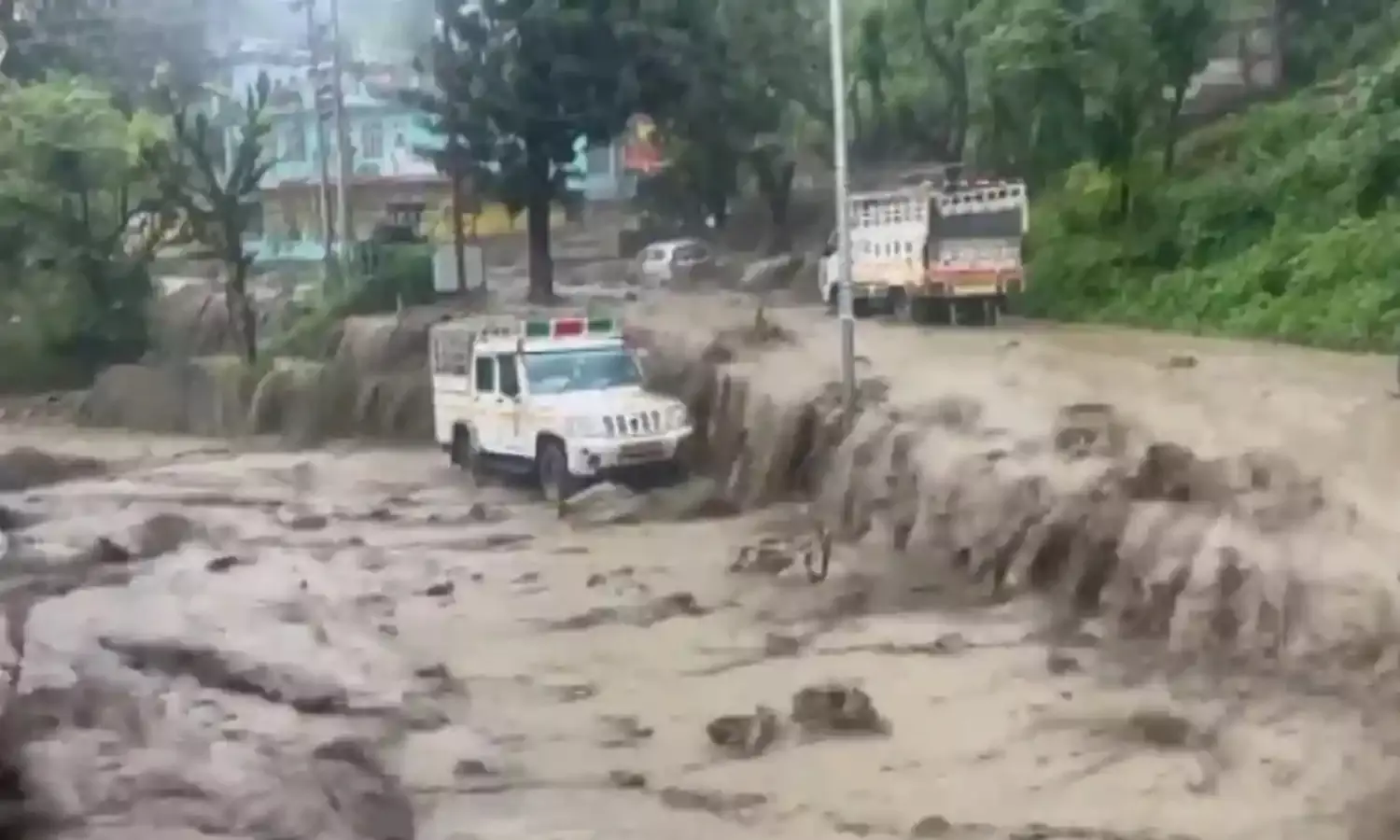 उत्तरकाशी में एक बार फिर फटा बादल... पहाड़ से नौगांव बाजार में आया मलबा... सीएम धामी ने घटना को लेकर दी जानकारी