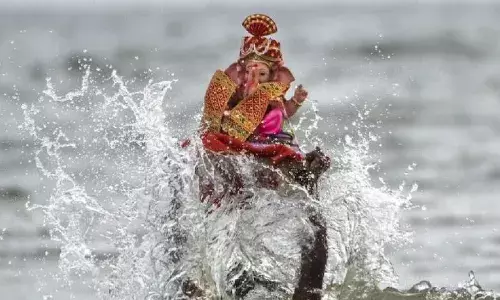 देशभर में धूमधाम के साथ बप्पा को दी गई विदाई, गणपति बप्पा मौर्या अगले बरसे तू जल्दी आ के गूंजे नारे, देखें विसर्जन की झलक