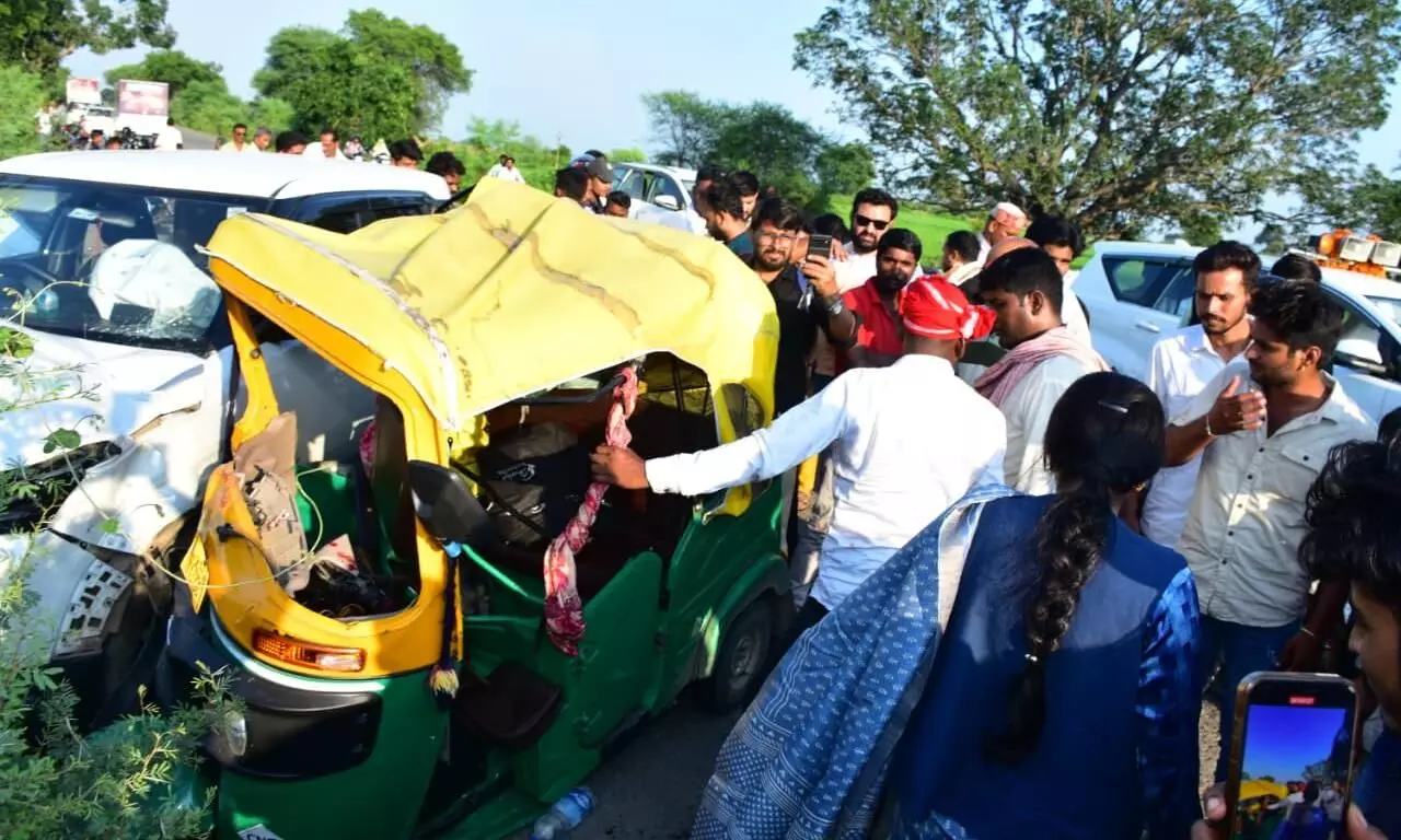 बस की ठोकर से मां-बेटी समेत 3 जख्मी बस की ठोकर से मां-बेटी समेत 3 जख्मी