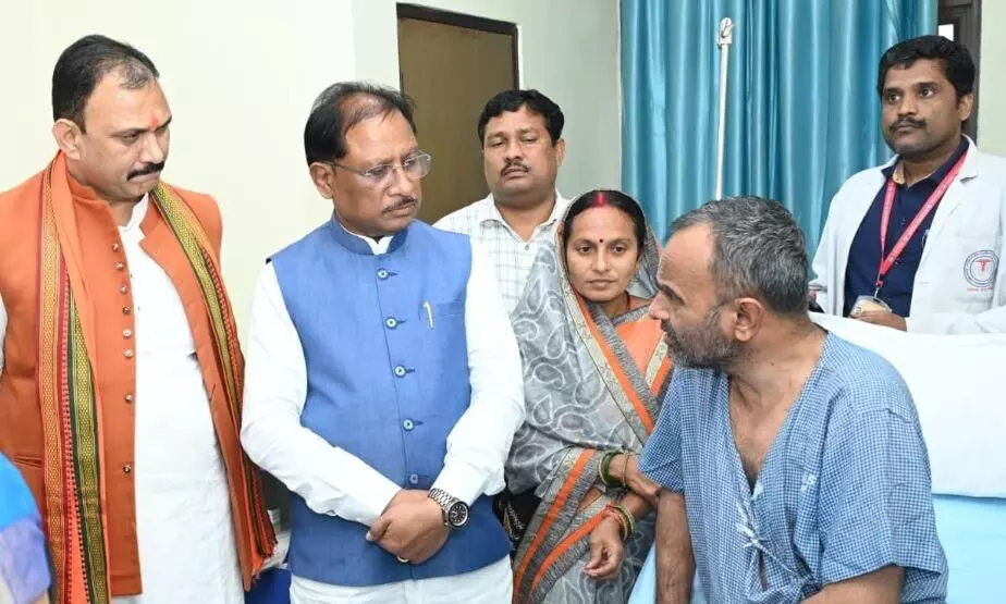 मुख्यमंत्री साय ने एम्स रायपुर में भर्ती विशंभर यादव का जाना कुशलक्षेम : इलाज के लिए 5-5 लाख की आर्थिक सहायता मुख्यमंत्री साय ने एम्स रायपुर में भर्ती विशंभर यादव का जाना कुशलक्षेम : इलाज के लिए 5-5 लाख की आर्थिक सहायता