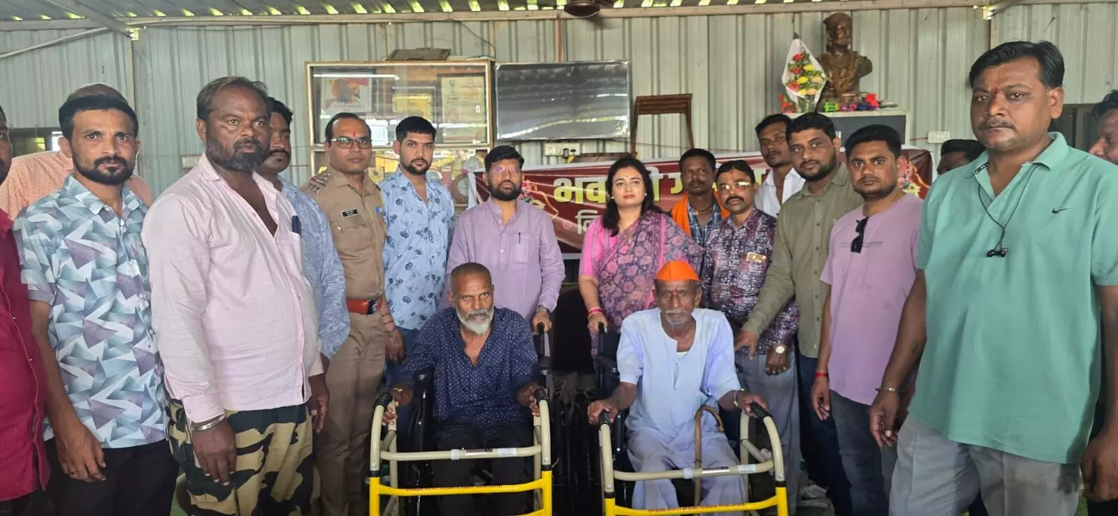भवानी गणेश मंडल ने वृद्धाश्रम को व्हीलचेयर और वॉकर देकर किया असल धर्म कार्य भवानी गणेश मंडल ने वृद्धाश्रम को व्हीलचेयर और वॉकर देकर किया असल धर्म कार्य