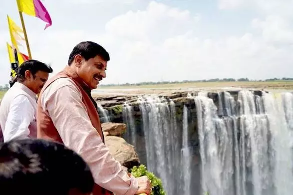 मुख्यमंत्री डॉ. यादव ने किया मऊगंज के बहुती जल प्रपात का अवलोकन मुख्यमंत्री डॉ. यादव ने किया मऊगंज के बहुती जल प्रपात का अवलोकन