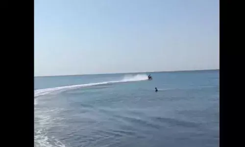 जमीन पर नहीं बल्कि पानी में इतनी तेज दौड़ाई गाड़ी कि देखकर लोग हो गए हैरान, वायरल हो रहा वीडियो