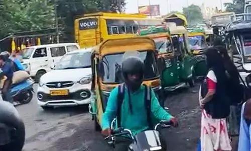भोपाल में मेट्रो का काम चलने से यातायात हुआ प्रभावित, रेलवे स्टेशन पर लगा जाम भोपाल में मेट्रो का काम चलने से यातायात हुआ प्रभावित, रेलवे स्टेशन पर लगा जाम