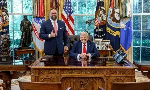 अमेरिका के भारतीय दूतावास में नियुक्त पॉलिटिकल लॉबिस्ट मिलर ने ट्रंप से की मुलाकात, फोटो शेयर करते हुए कही ये बात अमेरिका के भारतीय दूतावास में नियुक्त पॉलिटिकल लॉबिस्ट मिलर ने ट्रंप से की मुलाकात, फोटो शेयर करते हुए कही ये बात